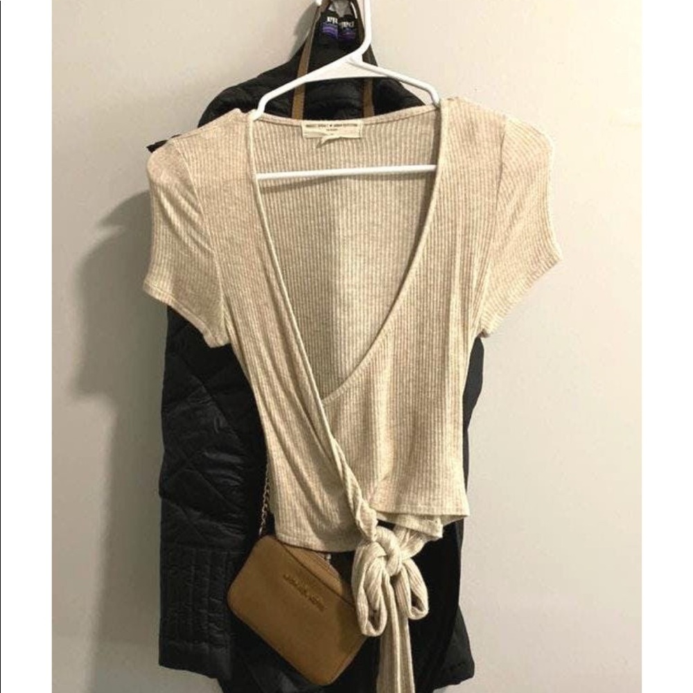 urban outfitters short sleeve crop top